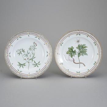 TALLRIKAR, 2 st, porslin. "Flora Danica", Royal Copenhagen.