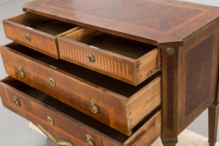 A CHEST OF DRAWERS, turn of the century 1800.