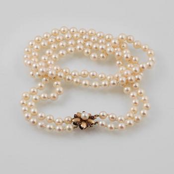 COLLIER, odlade pärlor med lås i 14K guld och 5 fasettslipade rubiner.