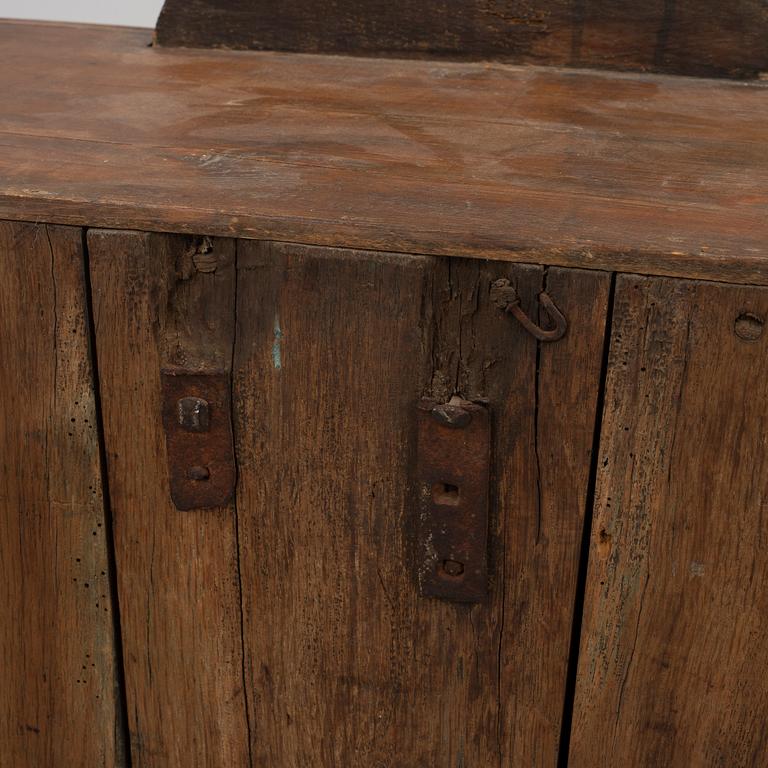 A wall cabinet, 18th/19th century.