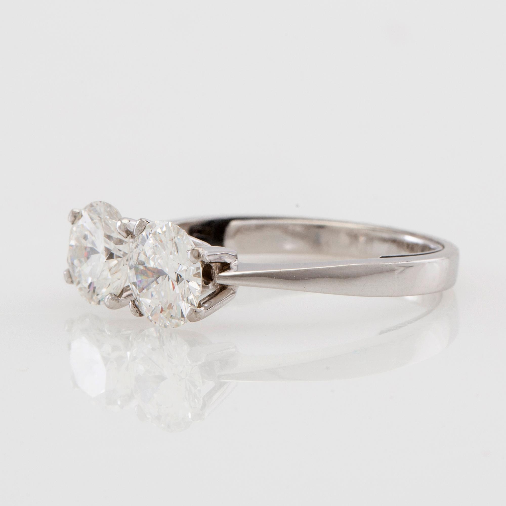 Ring 18K white gold with two diamonds acc. to certificate 2.08 ct IF/F-G.