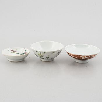 Four porcelain bowl and one cover, China, late Qing dynasty and 20th century.