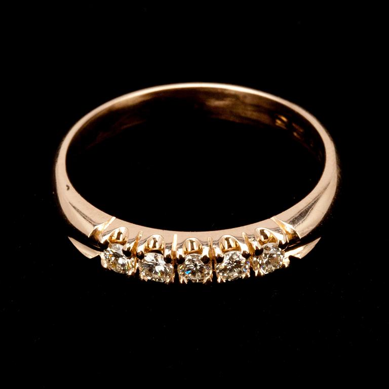 ALLIANSRING, guld 14K, 5 briljantslipade diamanter, J-I/S1 tot. 0,25 ct. Vikt 3,1 g.