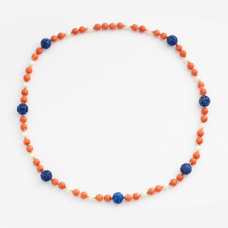 Collier korall, odlade pärlor och sannolikt lapis lazuli.