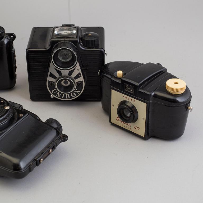 A set of 11 cameras, bakelite and plastic, 20th century.