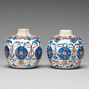 A pair of imari tea caddies, Qing dynasty, Kangxi (1662-1722).