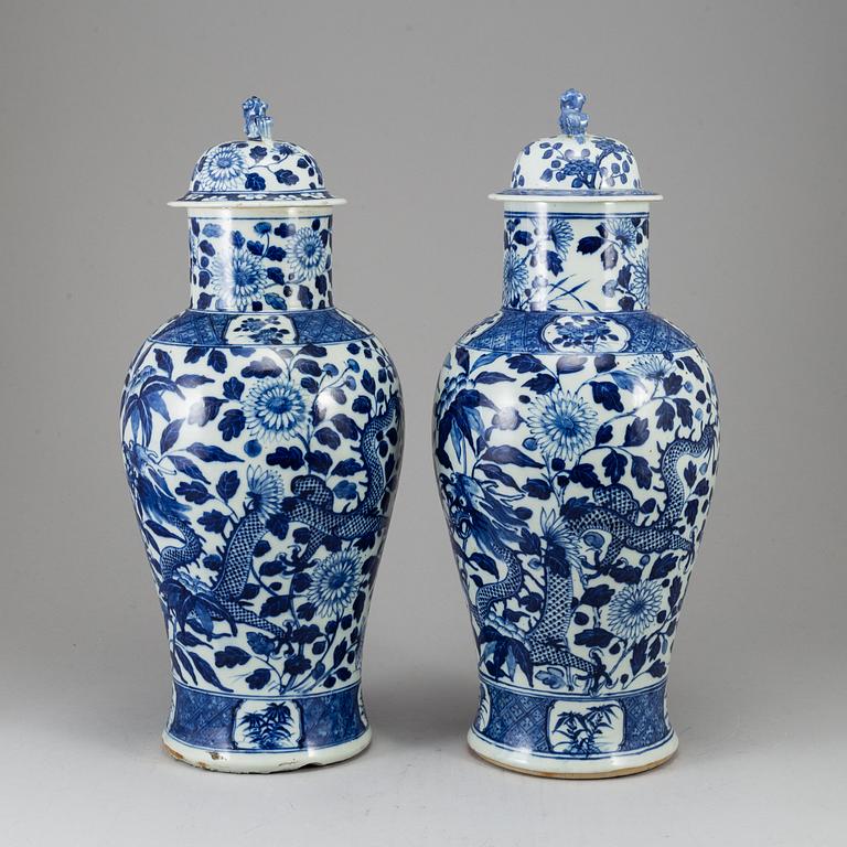 A pair of blue and white vases, Qing dynasty, late 19th century.