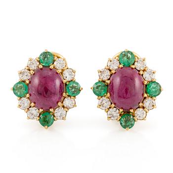 609. A pair of earrings in 18K gold set with cabochon-cut rubies, round brilliant-cut diamonds and faceted emeralds.