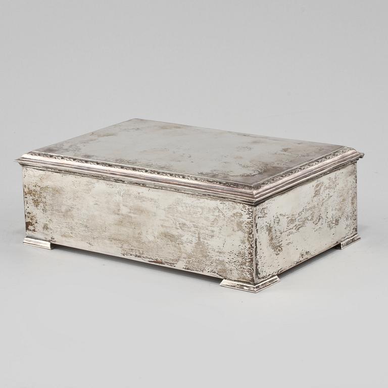 SKRIN, silver, importstämplar, omkring 1900-talets mitt. Vikt (exklusive träinredning) 800 g.
