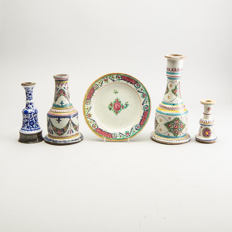 Vattenpipeflaskor, fyra stycken samt fat, keramik. Persien, tidigt 1900-tal. Kinesiserande.