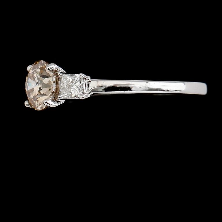 RING, 18 k vitguld, diamanter tot ca 1.26 ct.