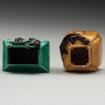 PENSELBAD, två stycken, porslin. Qingdynastin, 1800-tal.