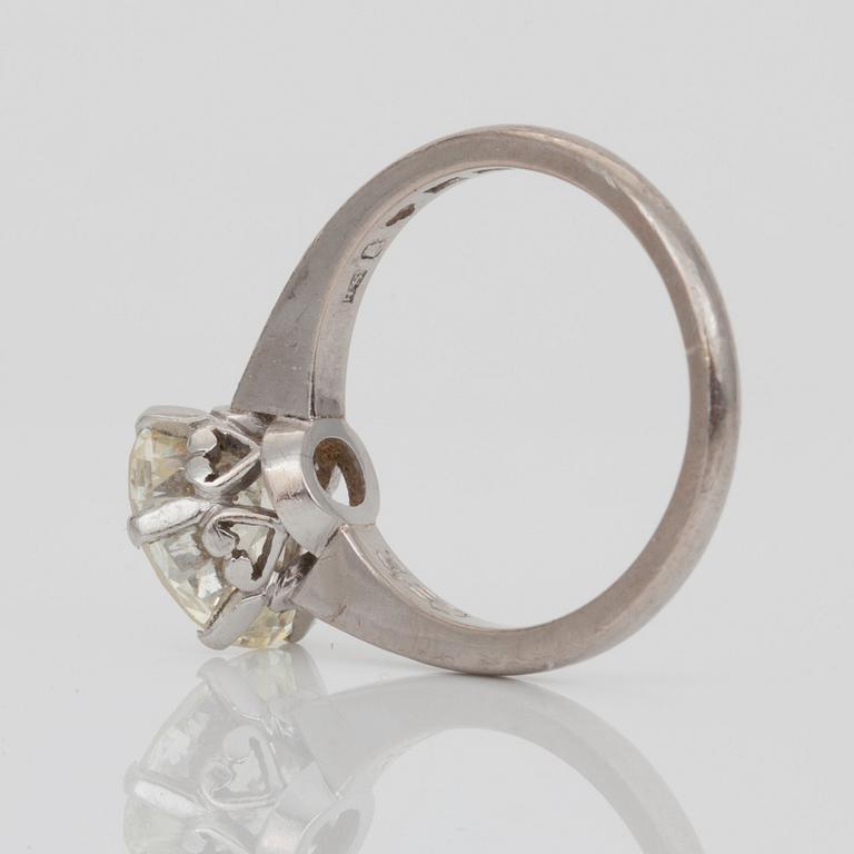 RING med gammalslipad diamant ca 3.05 ct, kvalitet L-M/VS, tillverkad av Hugo Strömdahl, Stockholm, 1946.
