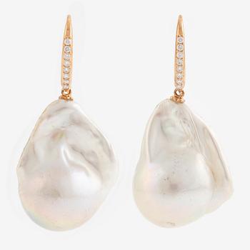 Örhängen 18K guld med odlade barocka sötvattenspärlor och briljantslipade diamanter.