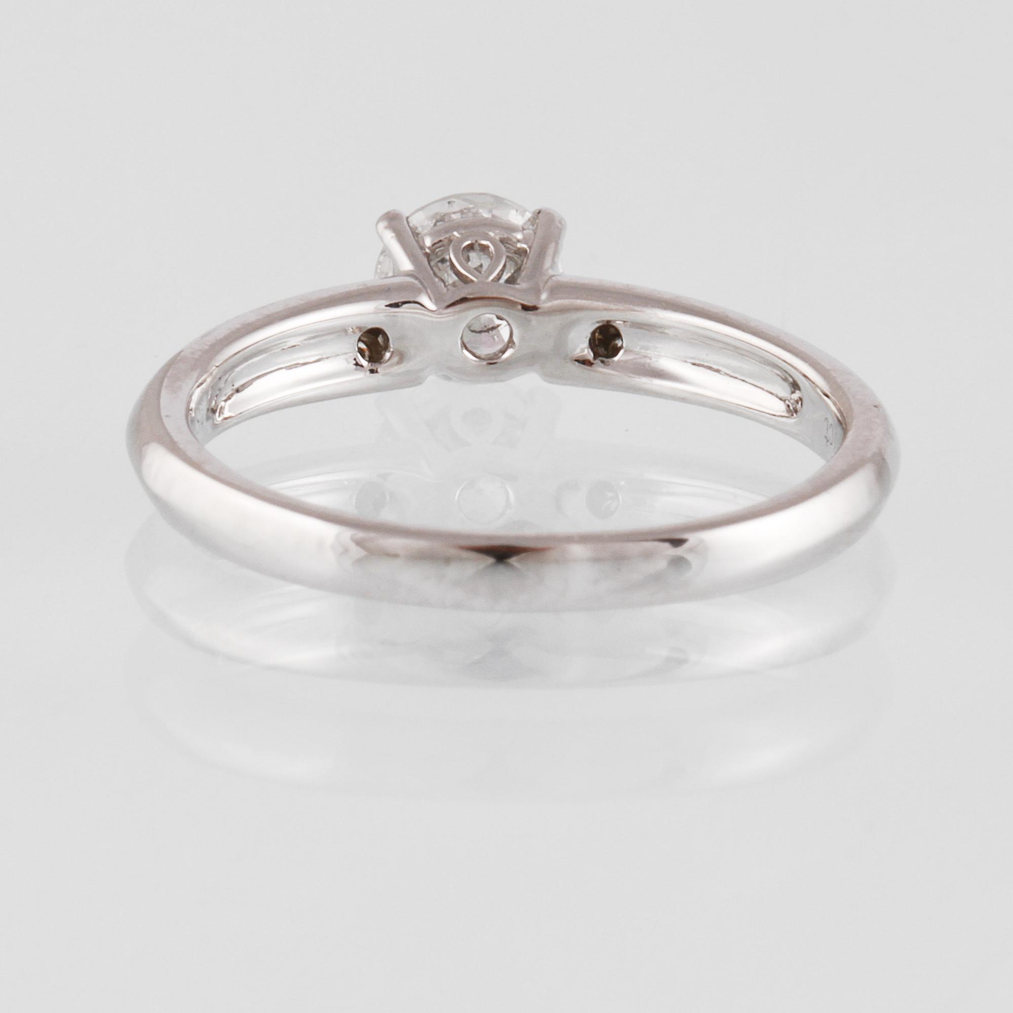 RING, 18K vitguld med briljantslipade diamanter ca 0.55 ct. Vikt 3,2 gram.