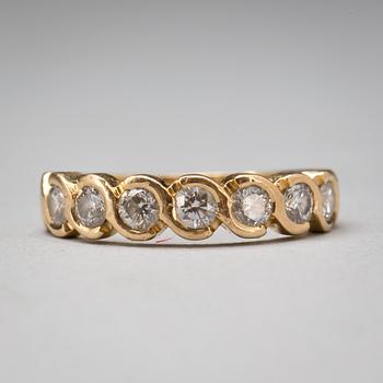 RING, 18 k guld med 8 briljantslipade diamanter ca 0,56 ct. Vikt ca 3 g.