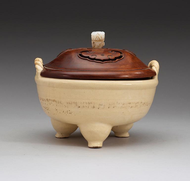 RÖKELSEKAR, stengods. Qingdynastin, 1800-tal.