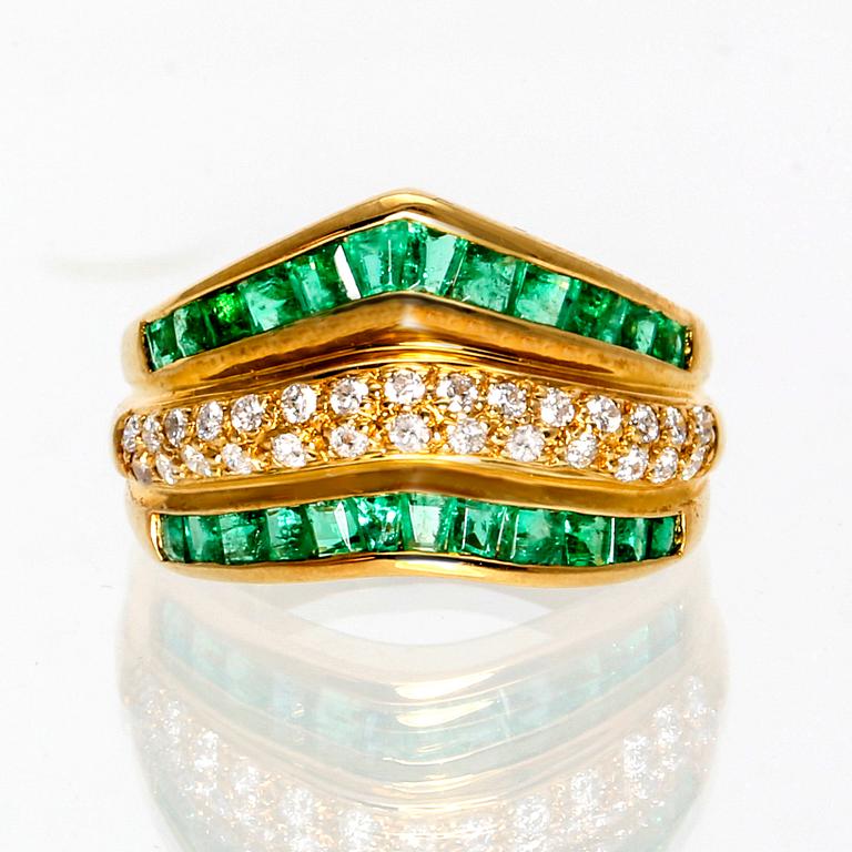 Ring 18k gold emeralds and brilliant-cut diamonds approx 0,30 ct in total.