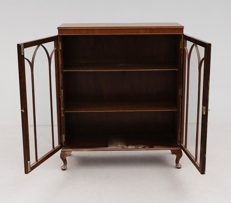 VITRINSKÅP, England, 1900-talets första hälft.