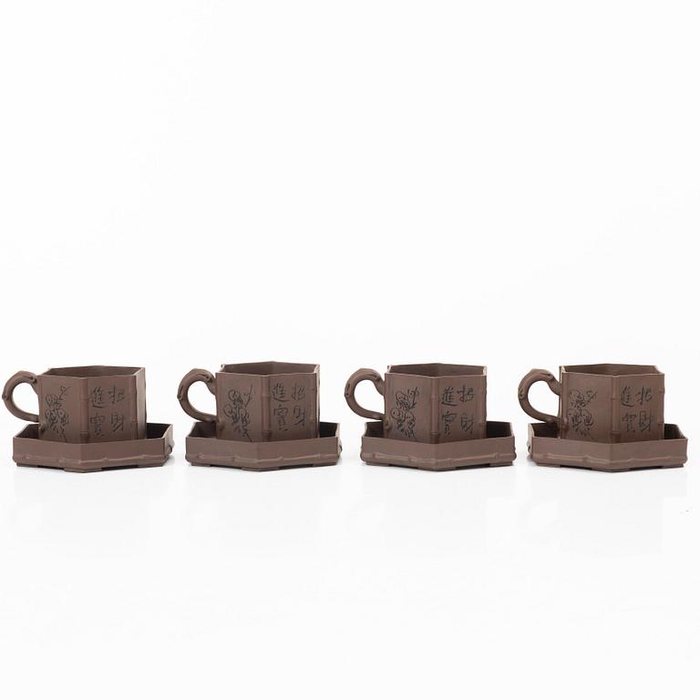 Fyra koppar med fat, yixing, Kina, 1900-talets senare del.