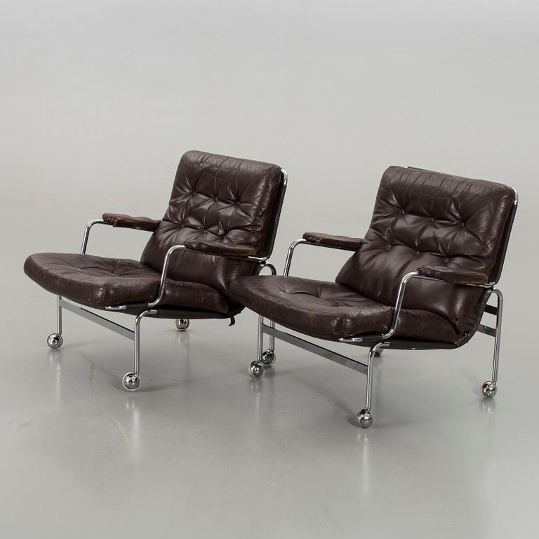 BRUNO MATHSSON, a pair of 'Karin' leather upholstered easy chairs.