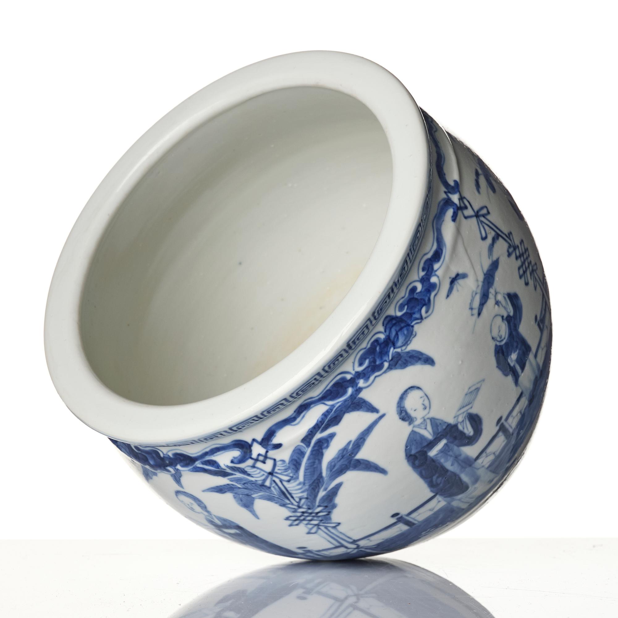 A Chinese blue and white porcelain flower pot, 20th century.