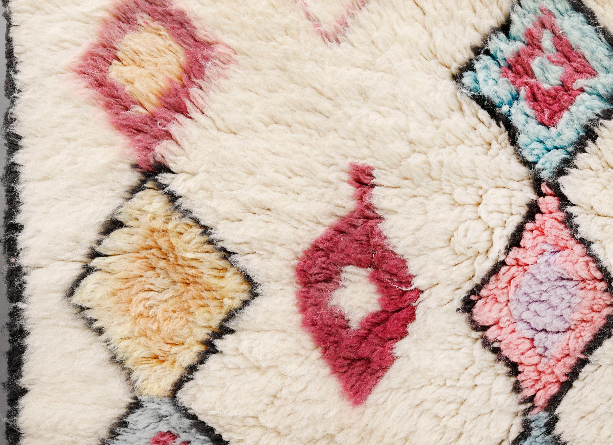 A Moroccan rug, approx. 253 x 166 cm.