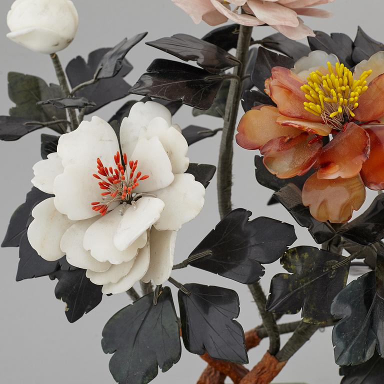 Two table decorations of different materials including agathe, nephrite quartz, stone, 20th century.