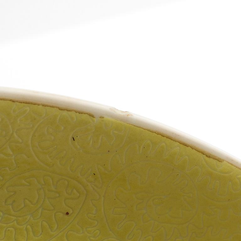 Skålfat ett par snarlika  Qing-dynastin  omkring 1900 Qianlongs märke porslin.