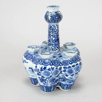 A blue and white tulip vase, Qing dynasty, late 19th century.