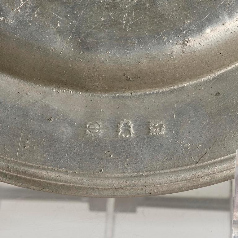 Tallrik, ur Hedvig Eleonoras Strömsholmsservis, av Nicholas Kelk (mästare i London 1638-88), daterat 1680.