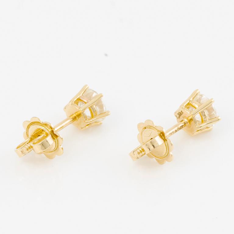 A pair of earrings in 18K gold set with two round brilliant-cut diamonds.