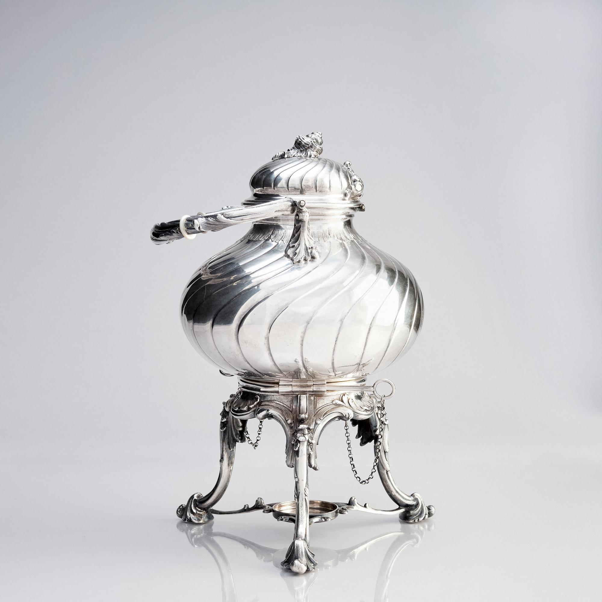 Gustaf Möllenborg (Carl Teodor Feron), tekanna på rechaud, silver, Stockholm 1885. Nyrokoko.