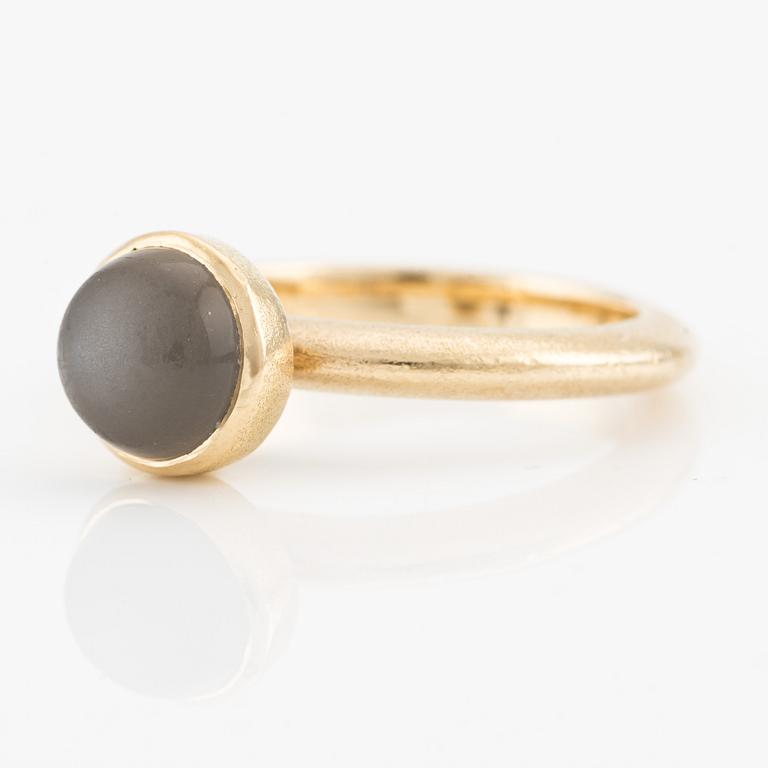 Sandberg ring in 18K gold with a cabochon-cut moonstone.