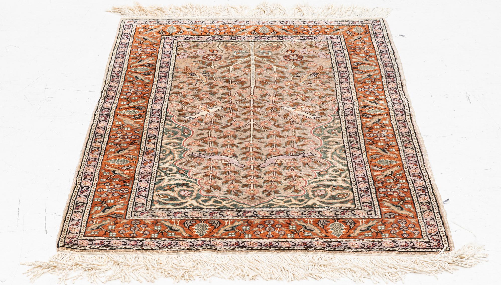 An oriental rug, c. 135 x 85 cm.