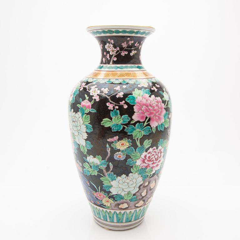 Plate and vase, Famille Verte, China, early 20th century.
