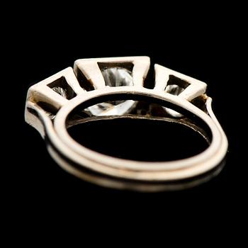 A RING, brilliant cut diamonds, 18K white gold. Bror Erik Ahlfors, Helsinki 1966.