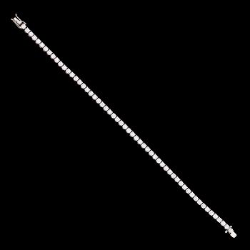 ARMBAND, 18 k vitguld, briljantslipade diamanter tot ca 4.62 ct. Vikt ca 12,9 g.