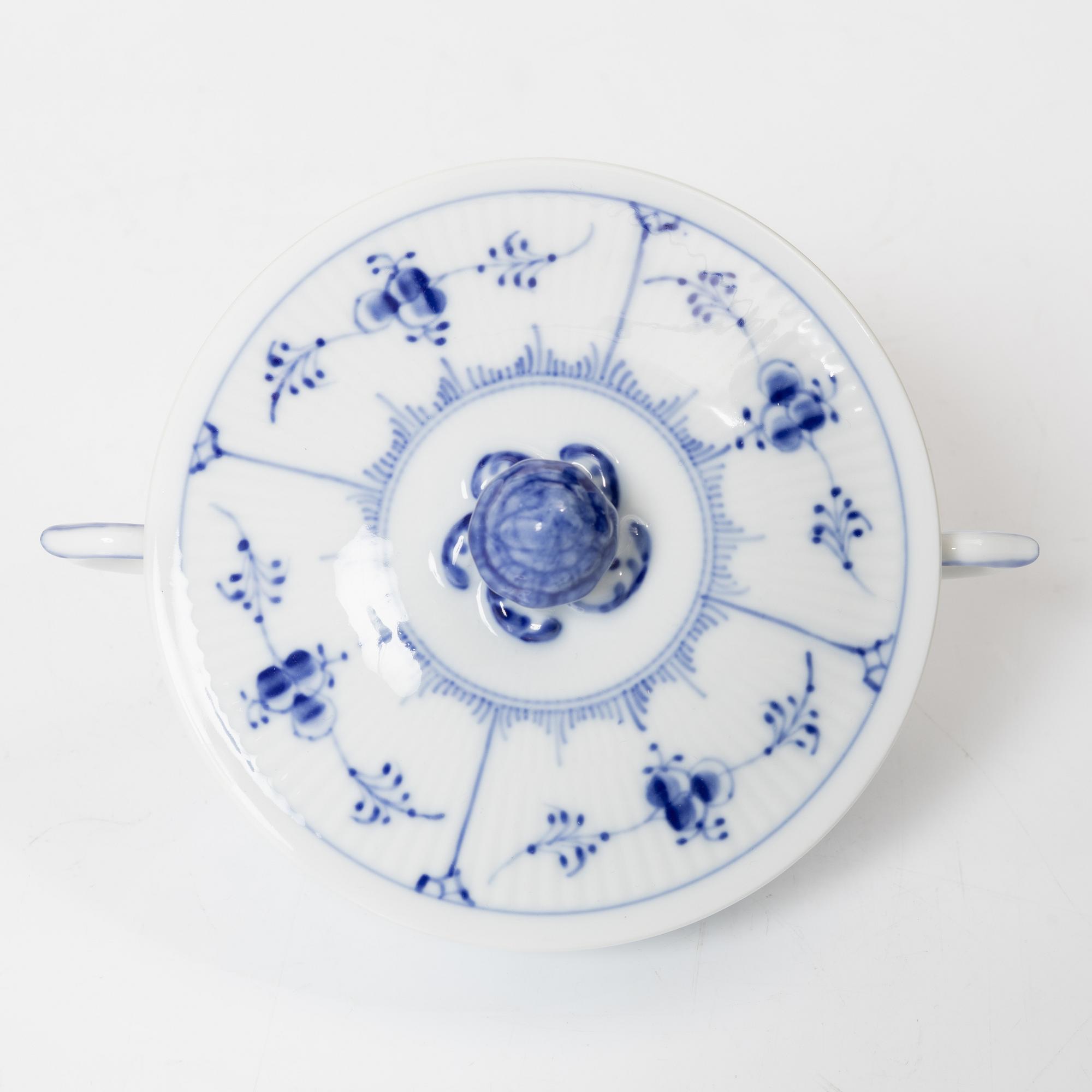 Royal Copenhagen, buljongkoppar med lock och fat, 8 st, "Musselmalet", Danmark, 1958-64.