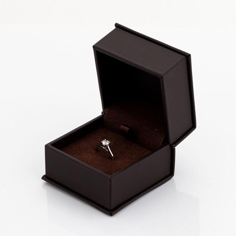 Cartier 0,46 ct brilliant-cut diamond ring.