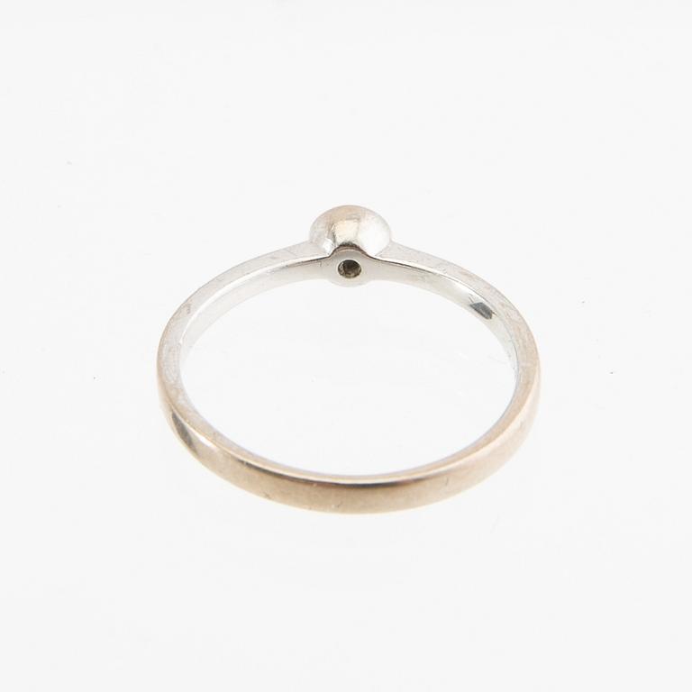 Ring, 18K white gold set with a round brilliant-cut diamond.