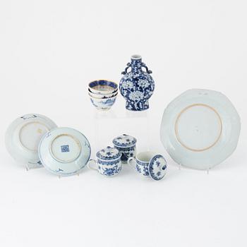 Nine pieces of Chinese porcelain, 18th-19th cetnury.