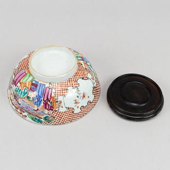 A famille rose export porcelain bowl, Qing dynasty, Qianlong (1736-95).