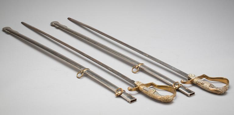 ARTILLERIOFFICERSSABLAR, ett par, 18/1900-tal.