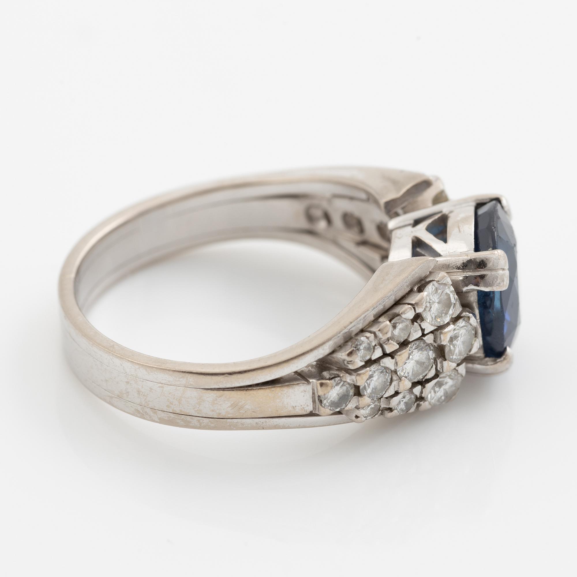 Ring 18K white gold with sapphire and brilliant-cut diamonds.