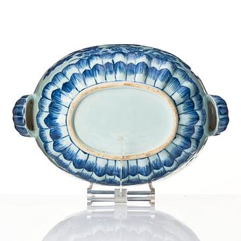 A Chinese tureen with cover, Qing dynasty, Qianlong (1736-95).