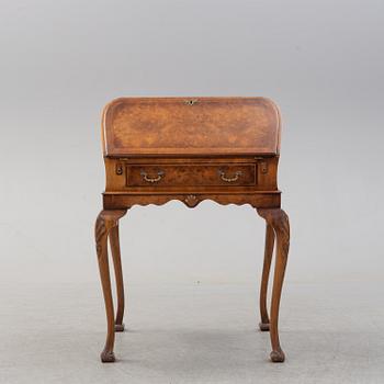SECRETAIRE, Queen Anne-style, England, 20th century.