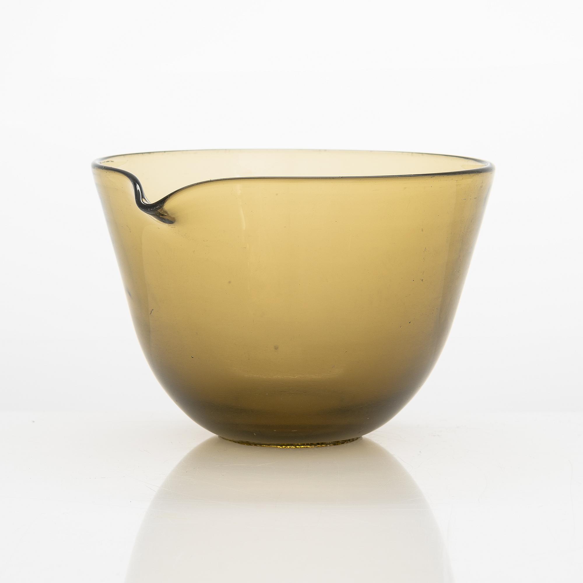 Kaj Franck, a 13-piece set of pressed glassware for Nuutajärvi, mid 20th century.