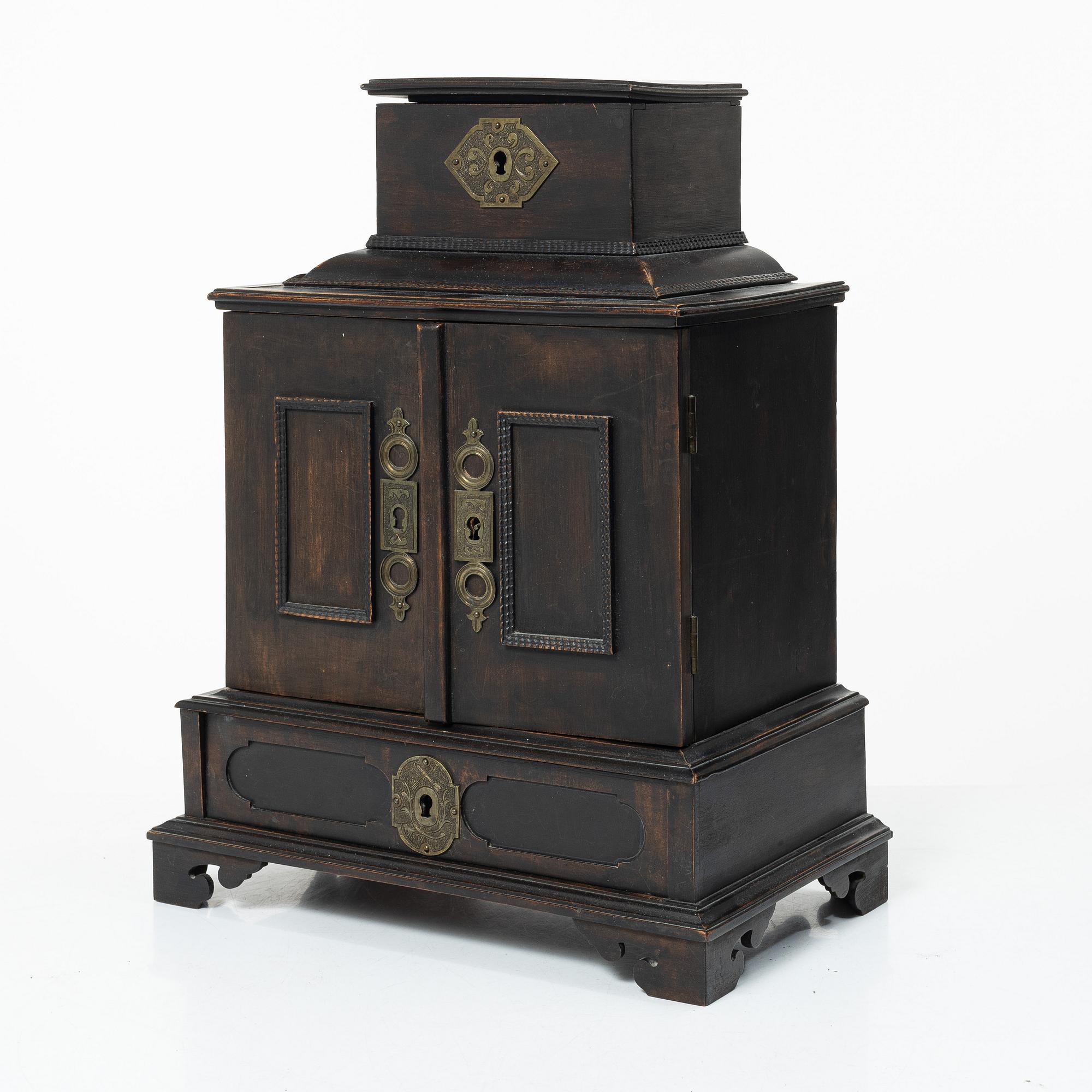 Kabinettskåp, barockstil, tidigt 1900-tal.