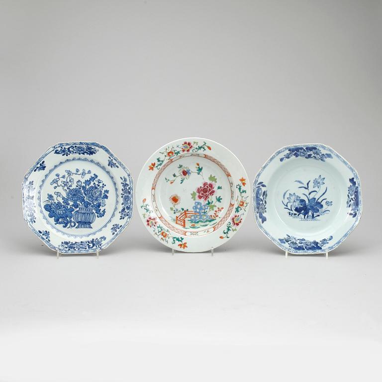 TALLRIKAR, 3 st, porslin, Qing dynastin, 1700-tal.